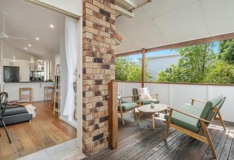 Little Lennox Beach Oasis. 2 Bedrooms in town has Balcony rooms