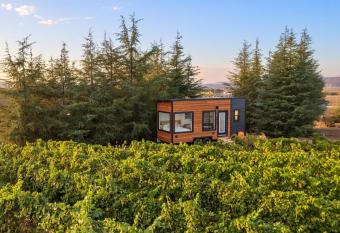 Luxury Vineyard Escape w Fireplace - Malbec allows 18 year olds to book a room