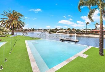 Mooloolaba Waterfront 4 bedroom Pet Friendly House has Balcony rooms