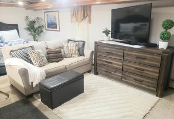 Melody's Cozy Garden Studio Guest Suite JFK 12mins allows 18 year olds to book a room