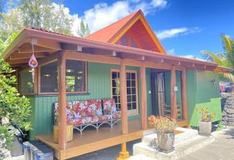 PELE S SHALA - Sweet Seaview Sanctuary near Ocean, Beach, and Kalani! has rooms with a private hot tub