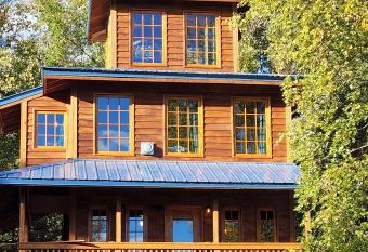 The Eagle's Nest Treehouse Cabin has Balcony rooms