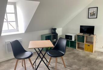 Studio proche gare et h  pital allows 18 year olds to book a room