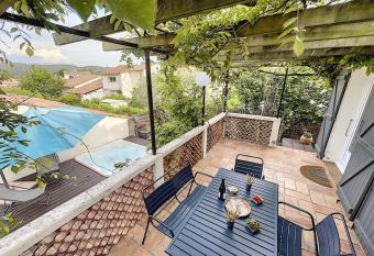 Magnifique Villa avec jacuzzi has Balcony rooms