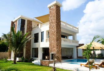 ZANA DIANI VILLAS has Balcony rooms