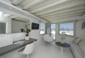 Semeli Hotel Mykonos has rooms with a private hot tub