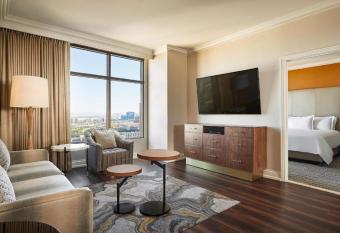 The Boulevard, Hilton Grand Vacations has rooms with a private hot tub