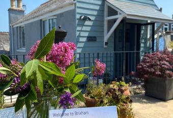 Little Trevio - seaside haven with parking and sea views has Balcony rooms