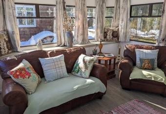 Ferny Roost Cabin. has Balcony rooms