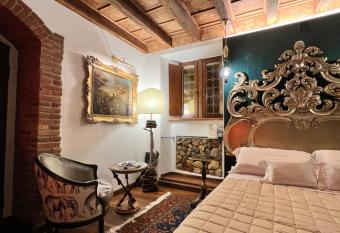 Marcello Sleep&Spa has rooms with a private hot tub