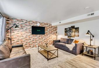 Convenient - Near Hospitals - King Bed allows 18 year olds to book a room