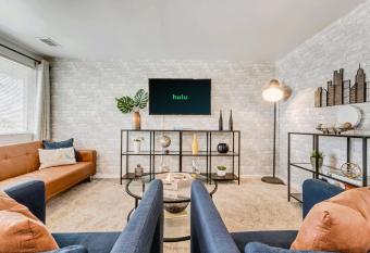 Close to Downtown - K and Q Beds - Parking allows 18 year olds to book a room