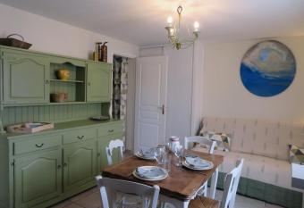 Le G  te des Colori  s has Balcony rooms