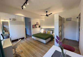 Coastal-Mountain Gem: Luxe Suite has Balcony rooms