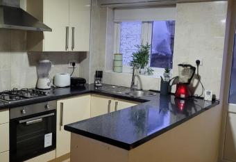 Entire 2 Bedroom House - Manchester has Balcony rooms
