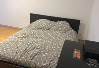 Studio    2 minutes de la gare allows 18 year olds to book a room