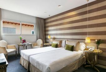 Globales Acis y Galatea has rooms with a private hot tub