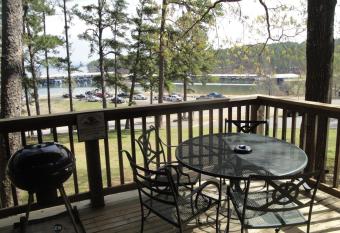 Mountain Harbor Lodge cottage on Lake Ouachita has rooms with a private hot tub