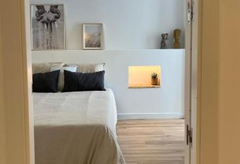 Apartamento San Pablo allows 18 year olds to book a room