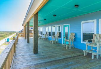 Spacious Family Friendly Beach Get Away has Balcony rooms