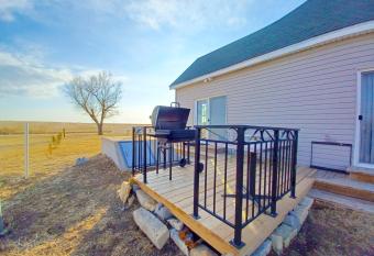 Country Cottage on the Prairie has Balcony rooms