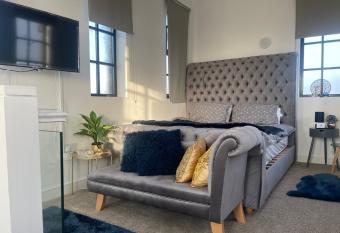 3 Floor Prestigious Penthouse Apartment has Balcony rooms