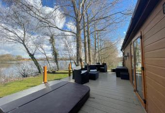 Rudd lake Luxury lakeside lodge with fishing & hot tub@Tattershall allows 18 year olds to book a room