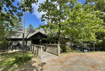 C17, Three bedroom, three bath log-sided, luxury Harbor North cottage with hot tub cottage has rooms with a private hot tub