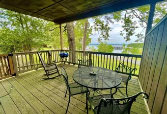 SU13, King Studio with kitchenette, lakeview and dining area Hotel Room has Balcony rooms