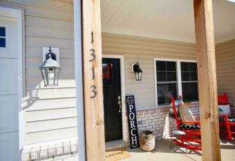 Daisy   s Inn has Balcony rooms