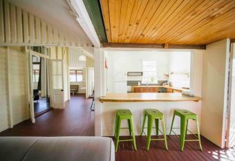 6 Bedroom + 2 Bath Apartment // Cairns Central has Balcony rooms