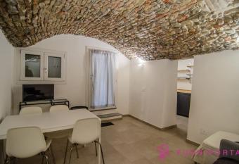 Naviglio 31 allows 18 year olds to book a room