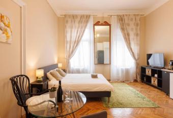 Bright Studio in Old Town allows 18 year olds to book a room