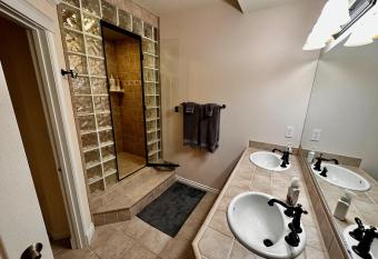 Guest Suite with Hot Tub - Edge of the Wild B&B has rooms with a private hot tub