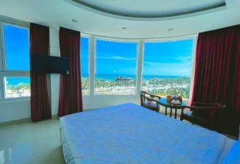 EDU Hotel has rooms with a private hot tub