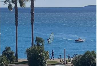 Cagnes sur mer, 1er ligne de la plage, vaste 3p has Balcony rooms