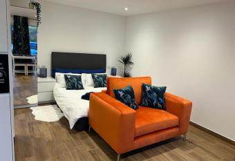 Cosy Detached Annexe With Off Street Parking allows 18 year olds to book a room