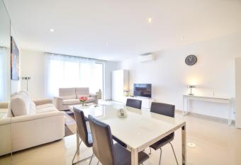 WIOLA SeaView Apartment by MOJE Holiday has rooms with a private hot tub