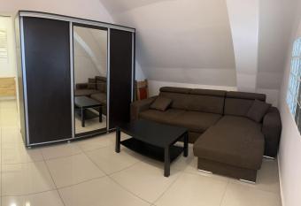 Chez Ana has rooms with a private hot tub