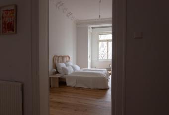 beauho studios : Gro  e Designwohnung im Zentrum allows 18 year olds to book a room