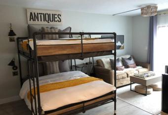 Ski-In/Out Mountain Bunker: Luxury Studio Sleeps 6 has rooms with a private hot tub