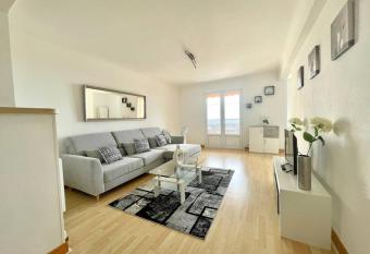 Grasse Centre-moderne-calme-vue mer-parking allows 18 year olds to book a room