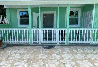 St Thomas hide away has Balcony rooms