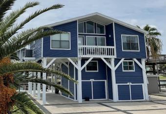 Relaxing Waterfront Canal Home in Treasure Island has Balcony rooms