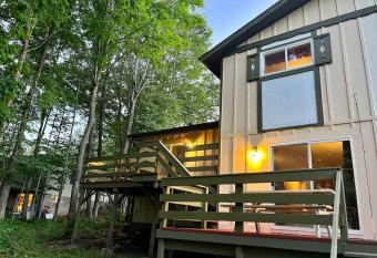 The Lakeside Eagle's Nest Near the Trail has Balcony rooms