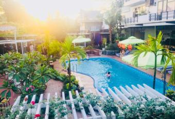 Republic Hostel Cat Ba has Balcony rooms