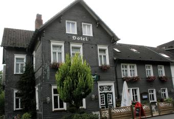 Bergischer Hof - Bergischer Hofgarten allows 18 year olds to book a room