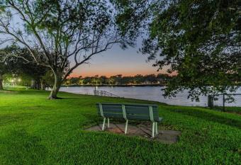 Lake apt 5 minutes to downtown, pet friendly allows 18 year olds to book a room