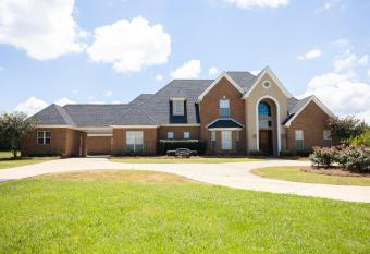 SoulBeatz Country Mini Mansion w/ Pool & Putting Green allows 18 year olds to book a room