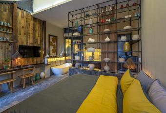 D ight Homestay has rooms with a private hot tub